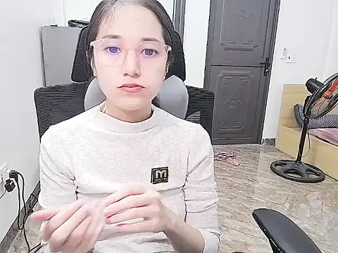 Shulee21 online show from November 2025 03:21:02 AM