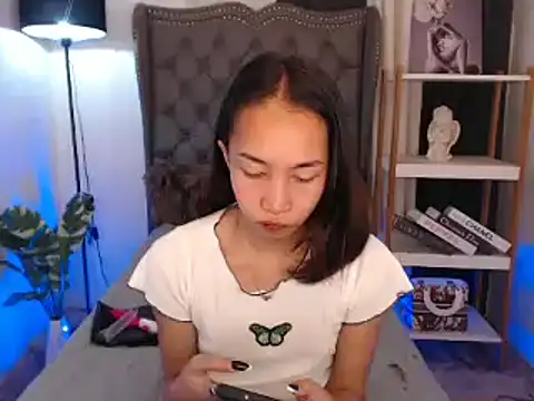 Snapshot of Sweet_kittyxx chatting on November 2025 04:27:02 AM Sweet kittyxx online show from November 2025 04:27:02 AM