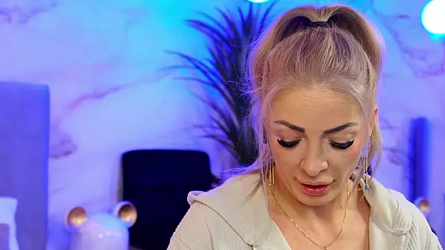 Izabellle02 online show from March 2026 05:03:01 AM