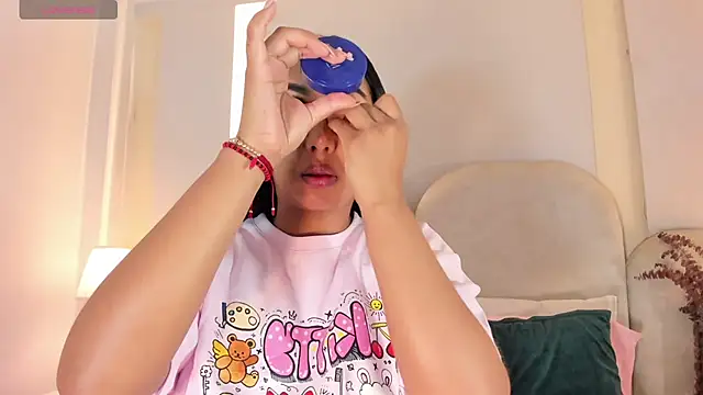 Snapshot of SalomeeBell chatting on December 2025 08:21:01 PM SalomeeBell online show from December 2025 08:21:01 PM