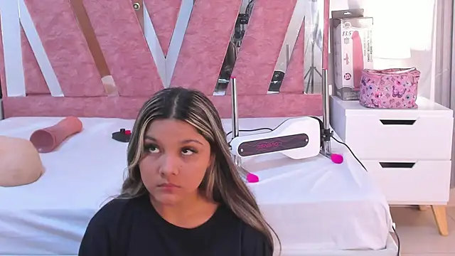 Wonderkloe  online show from February 2026 07:33:01 PM