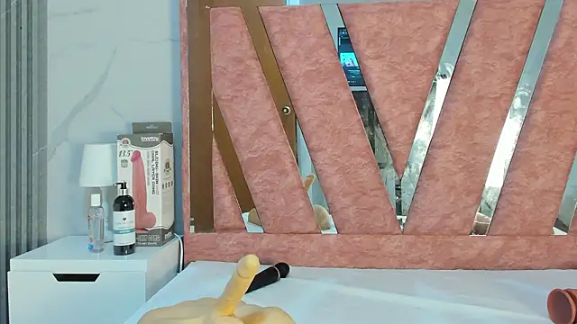 Wonderkloe  online show from February 2026 01:39:01 AM