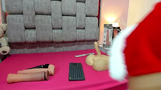 Wonderkloe  online show from December 2025 07:30:01 PM