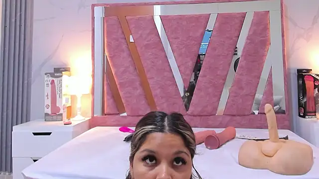 Wonderkloe  online show from February 2026 07:30:02 PM