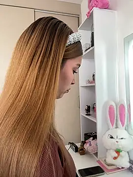 Nikii   online show from April 2026 03:40:01 PM