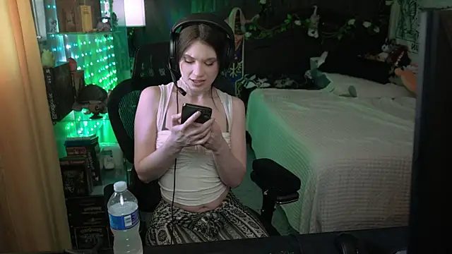 littlelune online show from April 2026 08:32:02 PM
