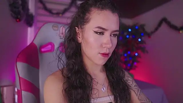 Snapshot of chloe_moons_ chatting on December 2025 04:33:01 PM chloe moons online show from December 2025 04:33:01 PM