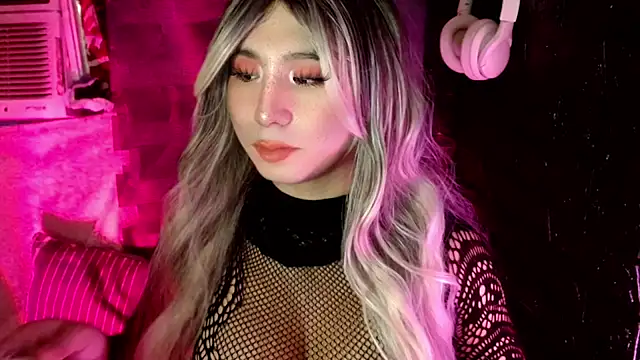 UrhotlucyTS online show from December 2025 06:57:02 AM