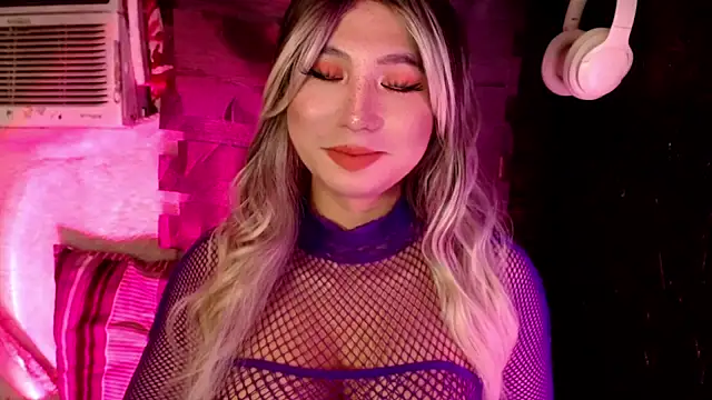 UrhotlucyTS online show from December 2025 11:02:02 AM