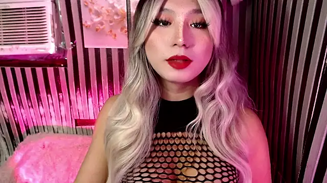 UrhotlucyTS online show from June 2026 07:03:02 AM