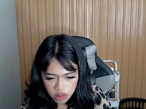 Snapshot of urcurlydiva chatting on April 2026 05:13:01 AM urcurlydiva online show from April 2026 05:13:01 AM