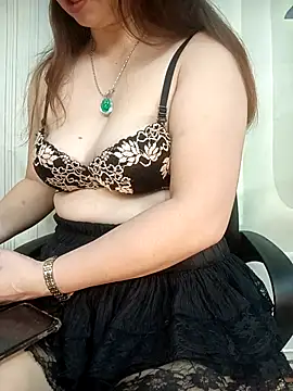 Snapshot of Lam-Di chatting on November 2025 12:53:02 PM Lam-Di online show from November 2025 12:53:02 PM