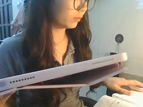 Linzly online show from October 2025 02:52:02 AM