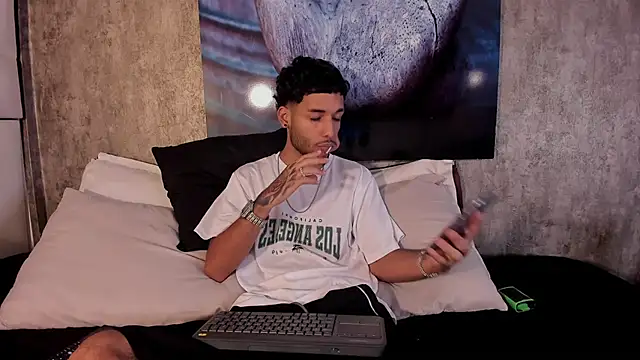 Thiagoferreti online show from May 2026 03:43:01 AM