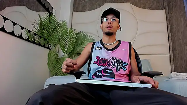 Thiagoferreti online show from October 2025 07:36:01 PM