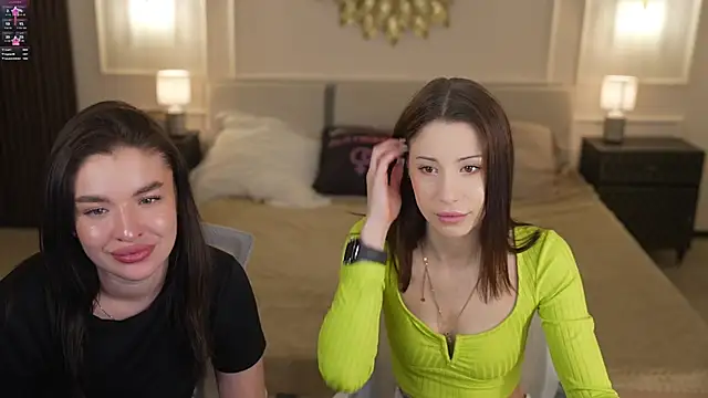 Selena Glow online show from November 2025 07:41:02 PM