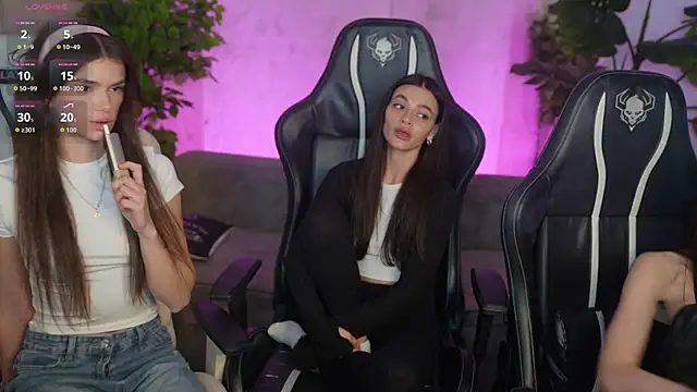 Selena Glow online show from April 2026 06:42:02 PM