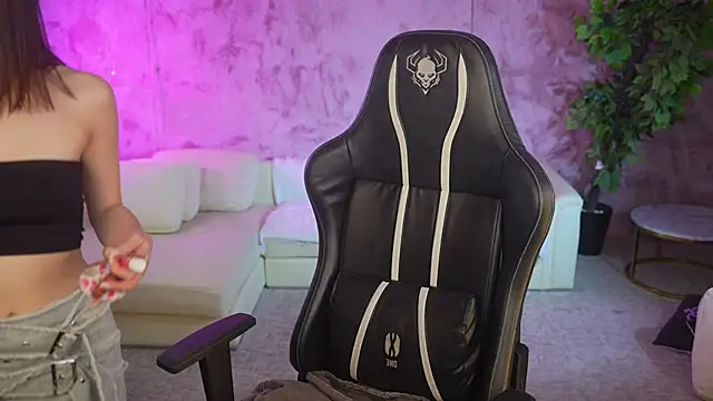 Selena Glow online show from October 2025 06:42:01 PM