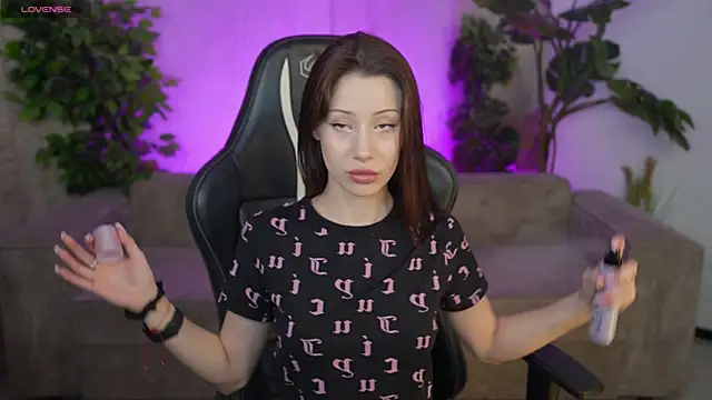 Selena Glow online show from October 2025 06:30:01 PM