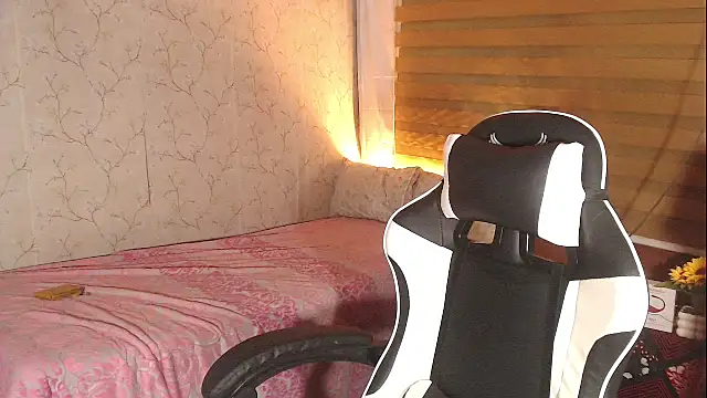 Snapshot of TssluttyNikka chatting on December 2025 03:05:02 PM TssluttyNikka online show from December 2025 03:05:02 PM