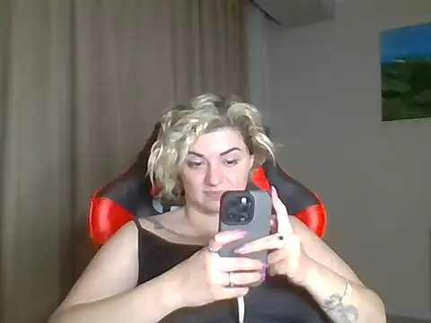 Snapshot of Wymini chatting on September 2025 08:11:01 PM Wymini online show from September 2025 08:11:01 PM