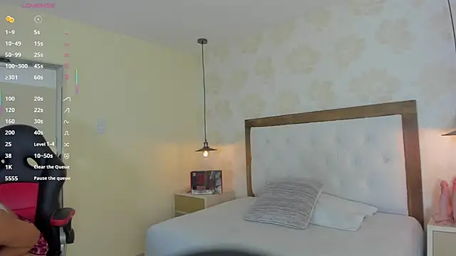 IRISCLARK1 online show from November 2025 07:28:02 PM