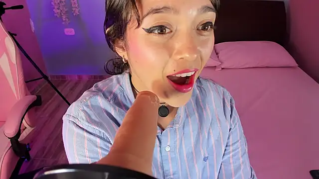 Luciemaurerr online show from November 2025 03:21:02 AM