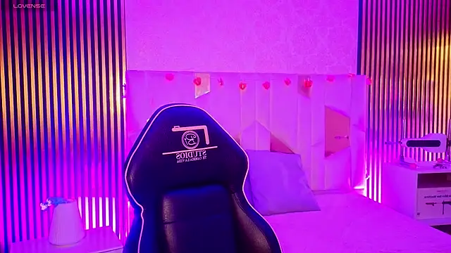 LIHIAN TAY online show from April 2026 12:22:01 PM