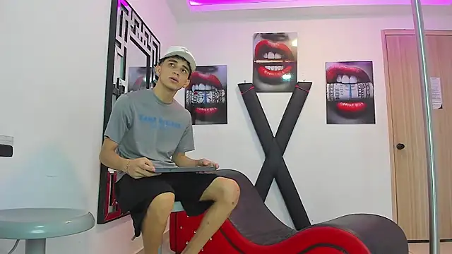 Snapshot of RED_EMPIRE chatting on September 2025 01:33:01 PM RED EMPIRE online show from September 2025 01:33:01 PM