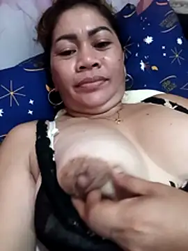 Snapshot of sexybitch_02 chatting on April 2026 01:47:02 AM sexybitch 02 online show from April 2026 01:47:02 AM