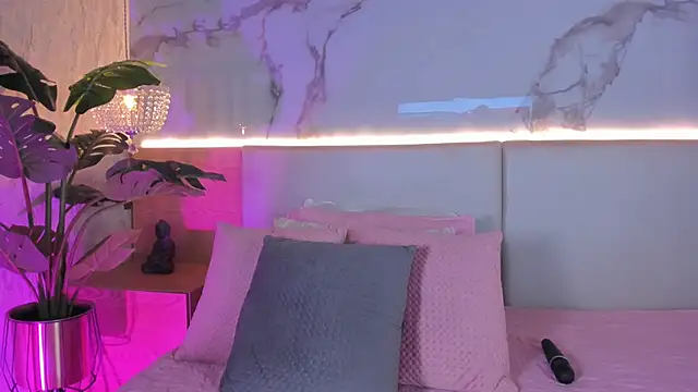 ValSmith  online show from November 2025 03:43:01 AM