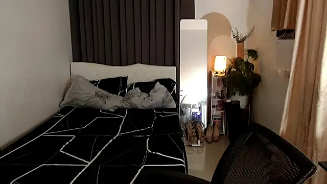 Snapshot of Ur_QueenCamilla chatting on November 2025 03:32:01 AM Ur QueenCamilla online show from November 2025 03:32:01 AM