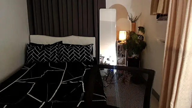 Snapshot of Ur_QueenCamilla chatting on September 2025 02:22:02 AM Ur QueenCamilla online show from September 2025 02:22:02 AM