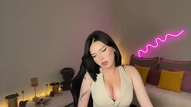 Snapshot of mistress_of_hearts chatting on May 2026 07:55:01 PM mistress of hearts online show from May 2026 07:55:01 PM