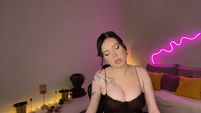 Snapshot of mistress_of_hearts chatting on May 2026 07:12:02 PM mistress of hearts online show from May 2026 07:12:02 PM