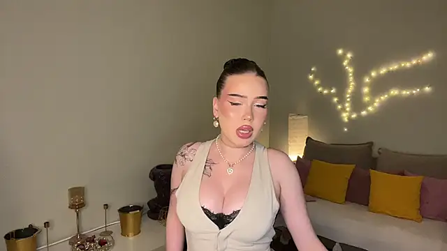 Snapshot of mistress_of_hearts chatting on June 2026 01:11:01 PM mistress of hearts online show from June 2026 01:11:01 PM