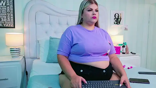 Snapshot of KiimBrooks chatting on December 2025 11:12:02 AM KiimBrooks online show from December 2025 11:12:02 AM