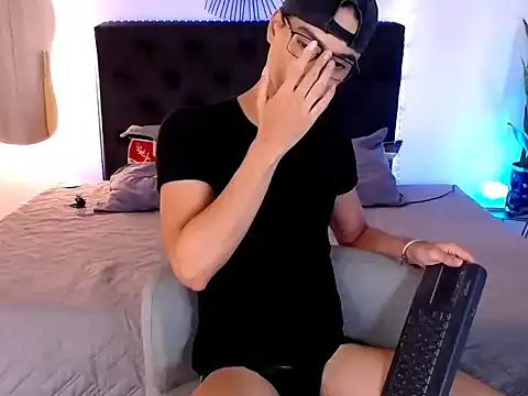 NoahDevil18 online show from September 2025 09:43:01 PM