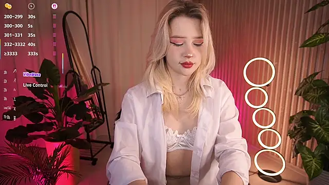 Snapshot of LauraWifeness chatting on December 2025 06:36:01 AM LauraWifeness online show from December 2025 06:36:01 AM