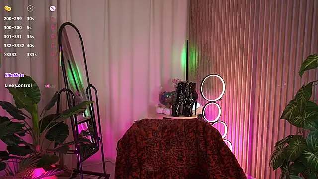 Snapshot of LauraWifeness chatting on November 2025 05:41:01 AM LauraWifeness online show from November 2025 05:41:01 AM