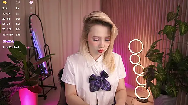 Snapshot of LauraWifeness chatting on December 2025 06:30:02 AM LauraWifeness online show from December 2025 06:30:02 AM