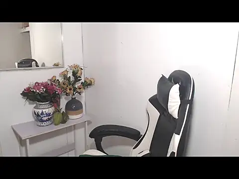 Snapshot of maxiegreyxoxo chatting on November 2025 02:59:01 AM maxiegreyxoxo online show from November 2025 02:59:01 AM