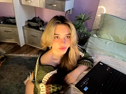 Snapshot of Chloe_Ravens chatting on November 2025 07:02:01 AM Chloe Ravens online show from November 2025 07:02:01 AM