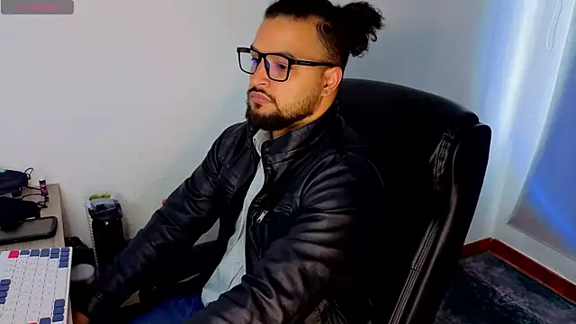 Snapshot of Ernesto-Rodriguez82 chatting on November 2025 01:04:01 PM Ernesto-Rodriguez82 online show from November 2025 01:04:01 PM