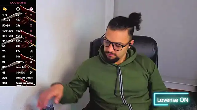 Snapshot of Ernesto-Rodriguez82 chatting on December 2025 11:43:01 PM Ernesto-Rodriguez82 online show from December 2025 11:43:01 PM