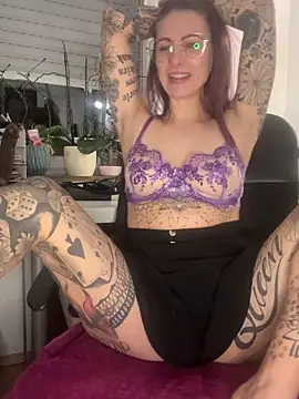 Snapshot of Dirty_Mel chatting on November 2025 09:18:02 PM Dirty Mel online show from November 2025 09:18:02 PM