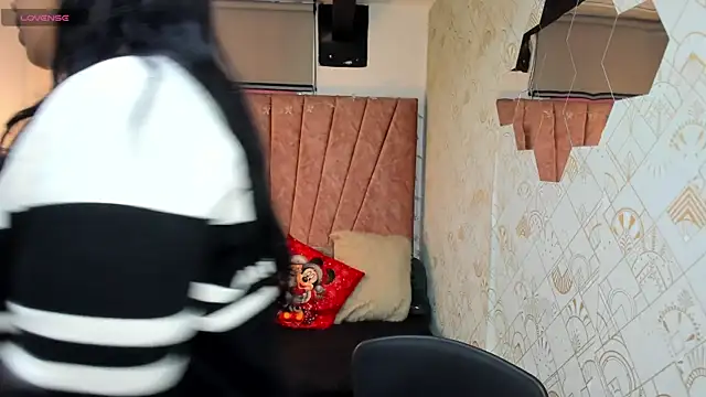 Lia Blake  online show from January 2026 12:11:02 PM