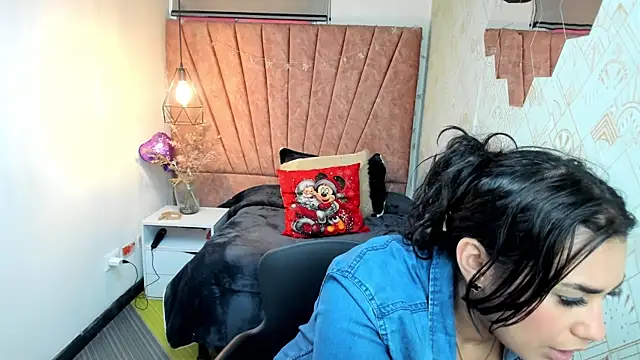 Lia Blake  online show from December 2025 12:30:03 PM