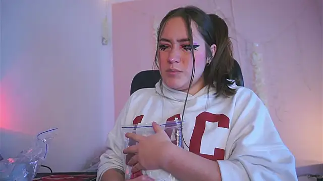 Snapshot of Violet_moon24 chatting on November 2025 10:04:02 PM Violet moon24 online show from November 2025 10:04:02 PM