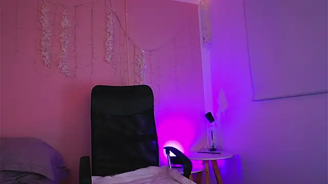 Snapshot of Violet_moon24 chatting on October 2025 10:09:01 PM Violet moon24 online show from October 2025 10:09:01 PM